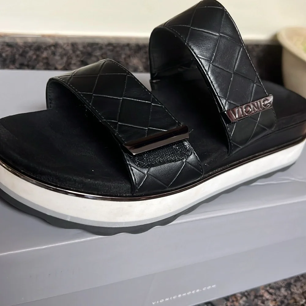 ☀️☀️HOST PICK☀️☀️Vionic Black Sandals with Chunky Sole☀️☀️☀️☀️☀️ - Picture 4 of 13